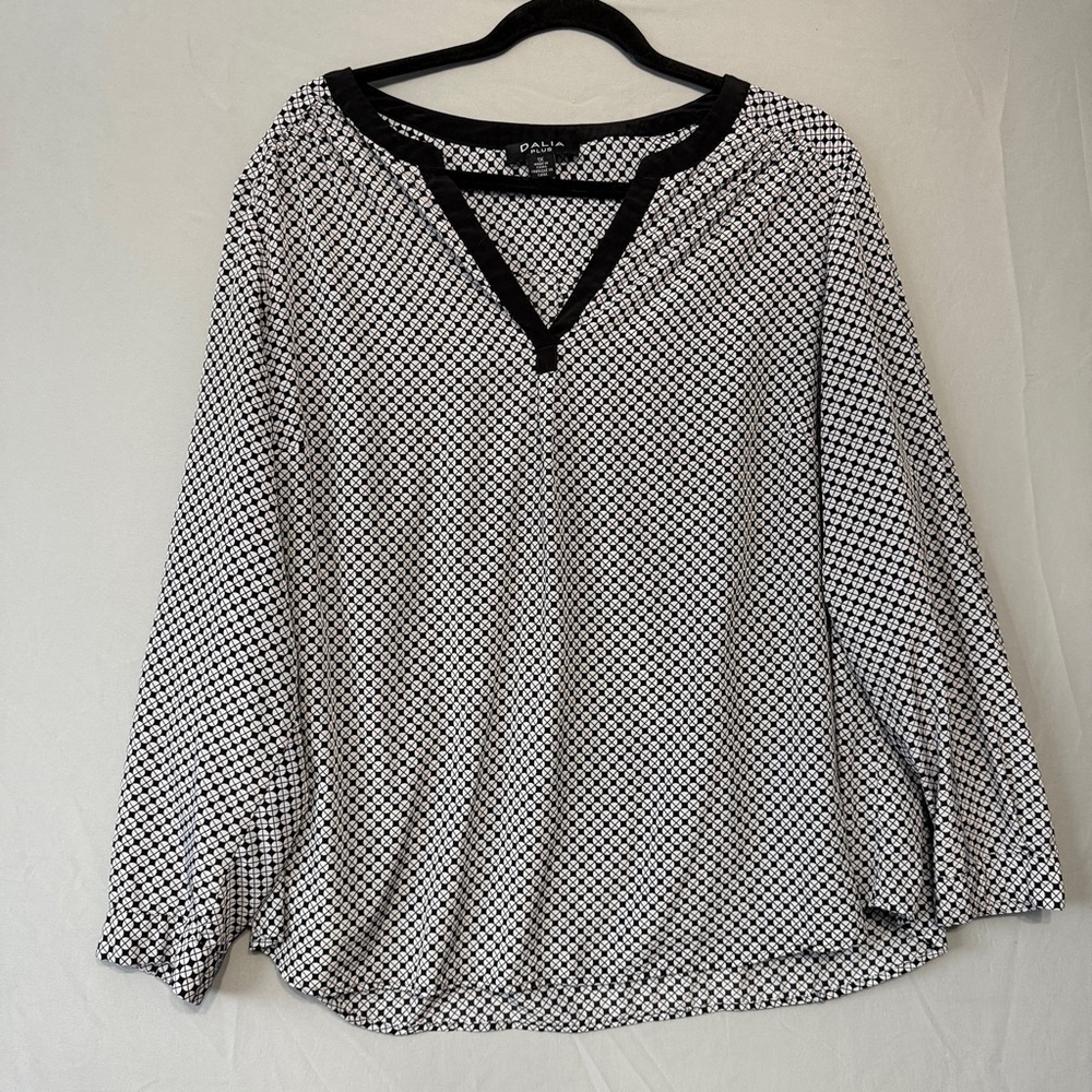 Dalia Plus Womens Patterned Top Size 1X Black White Office Business Work V Neck